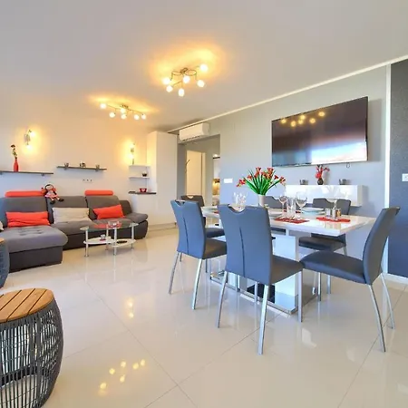 Crystal Aura Malinska