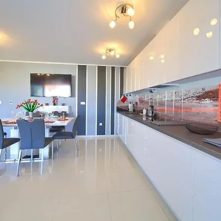 Crystal Aura Malinska