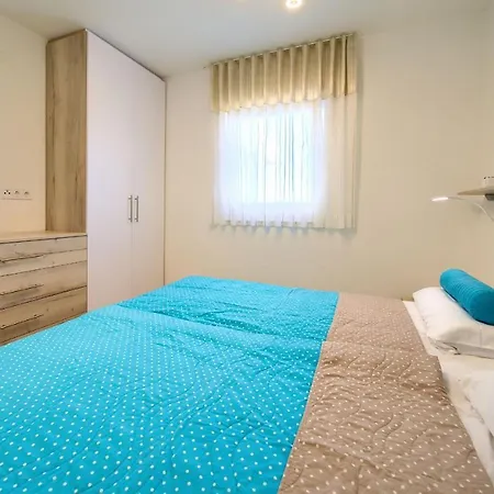 Crystal Aura Malinska