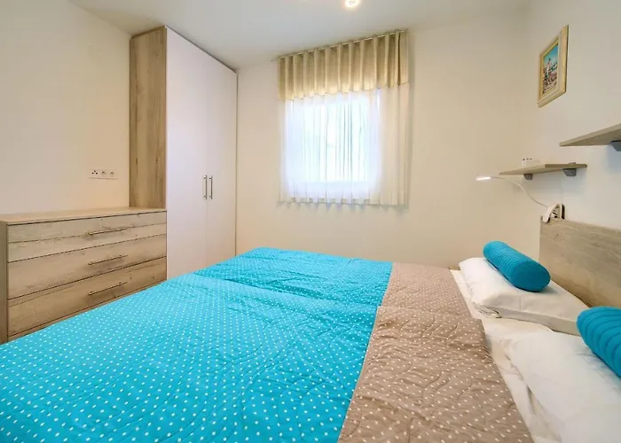 Crystal Aura Malinska